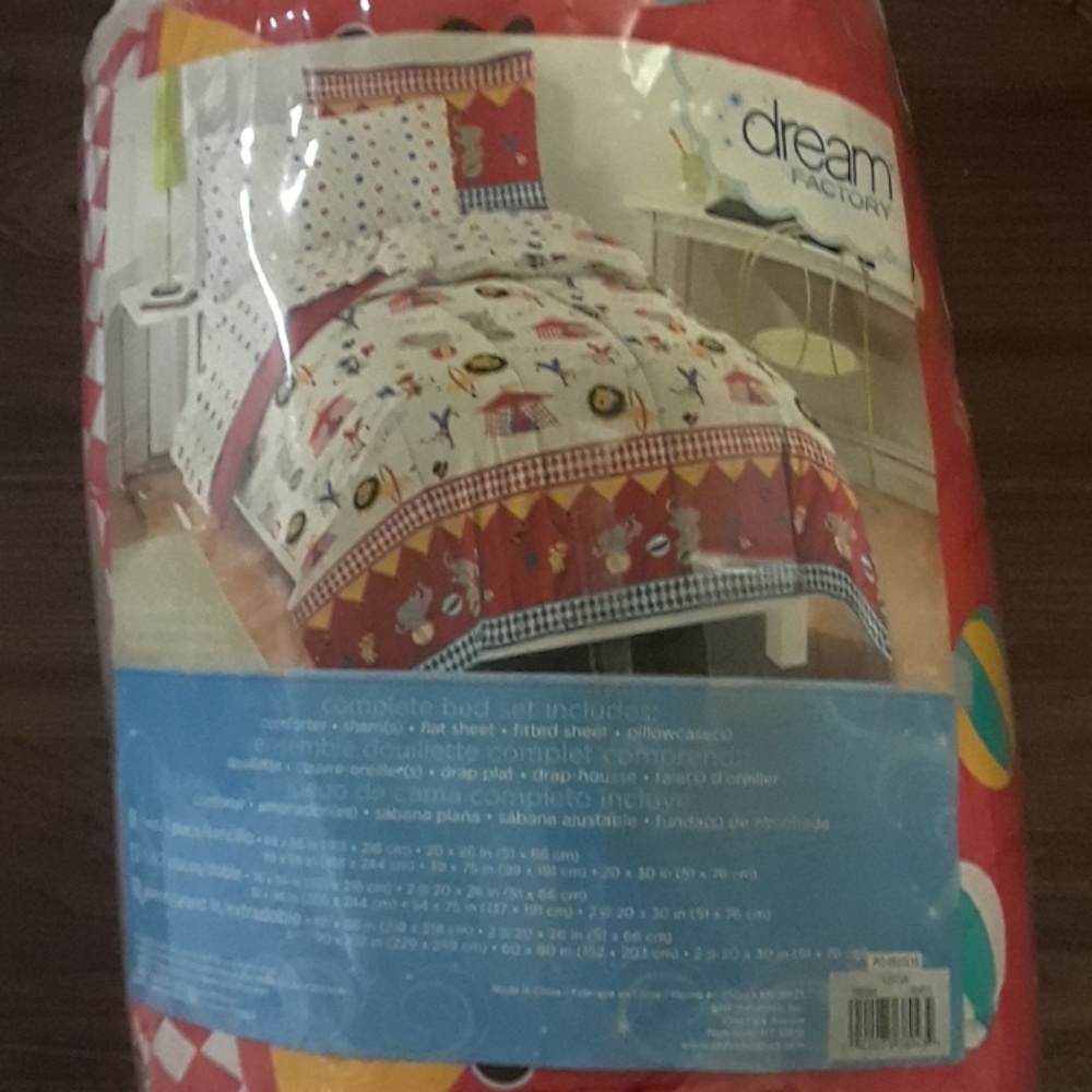 Circus themed full-size complete bedset